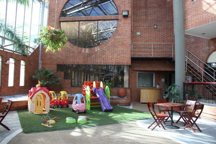 Casa Morales Hotel Internacional Y Centro De Convenciones Ibagué Exteriér fotografie The courtyard of the school
