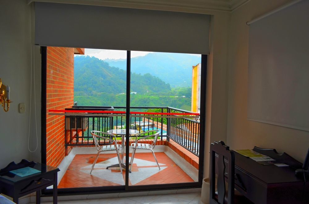 Casa Morales Hotel Internacional Y Centro De Convenciones Ibagué Exteriér fotografie A view of the mountains from a hotel in Baños