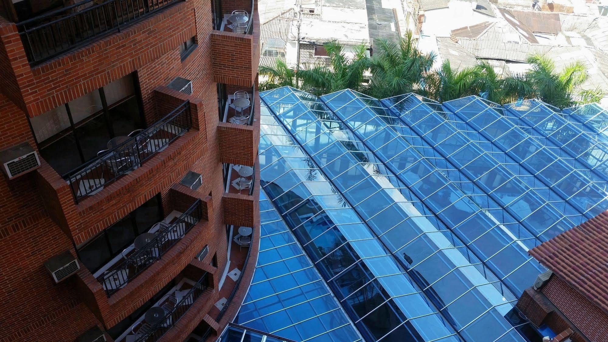 Casa Morales Hotel Internacional Y Centro De Convenciones Ibagué Exteriér fotografie Solar panels on the roof of the hotel