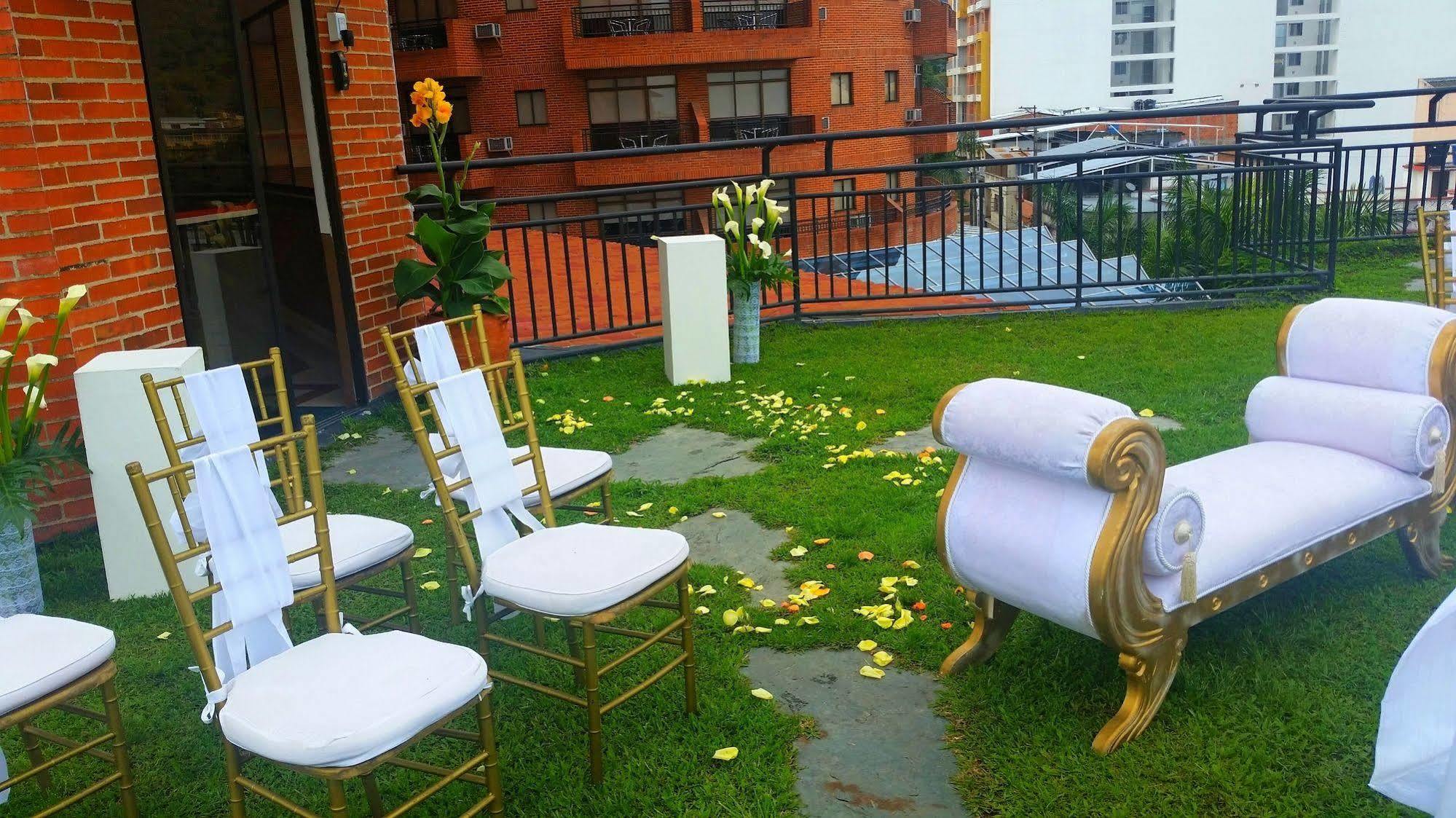 Casa Morales Hotel Internacional Y Centro De Convenciones Ibagué Exteriér fotografie A wedding ceremony at the rooftop of the hotel